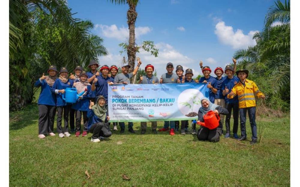 Abdul Rahman bersama-sama sukarelawan yang menyertai program pemuliharaan ekosistem kelip-kelip di Pusat Konservasi Kelip-kelip Sungai Panjang 3.0, baru-baru ini.