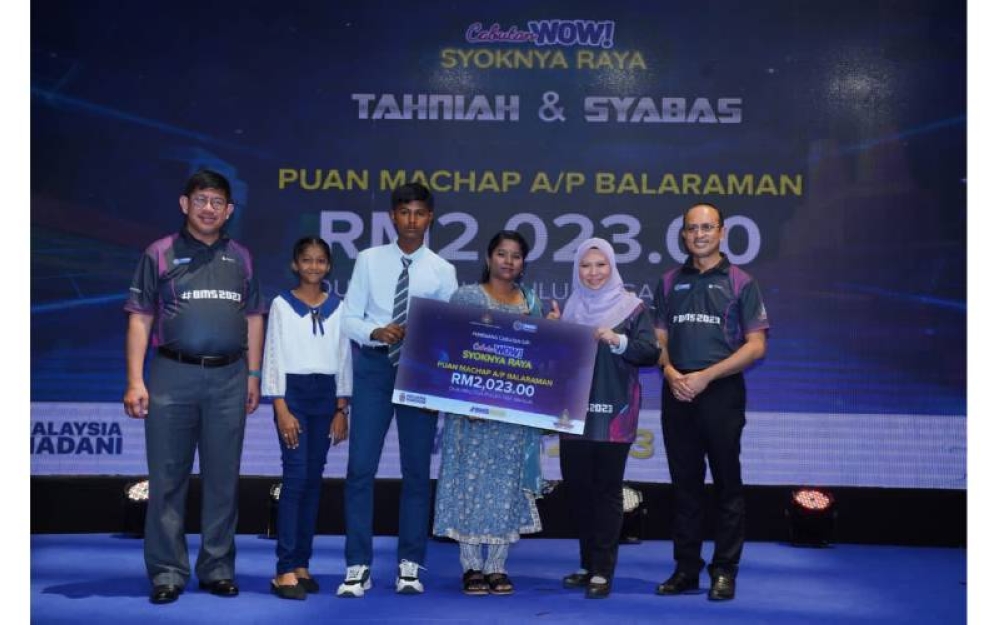 Machap (empat dari kiri) menerima hadiah cabutan ‘Siri Wow! Syoknya Raya PTPTN' daripada Norliza (dua dari kanan).