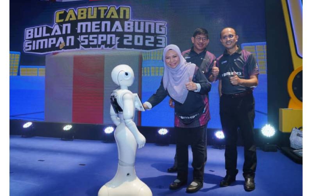 Norliza menekan butang pada robot sebagai simbolik pelancaran program BMS 2023 di Sunway Pyramid Mall, Petaling Jaya pada Ahad.