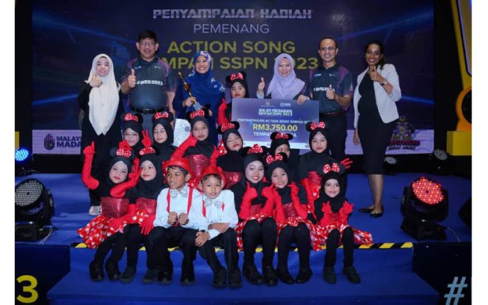 Norliza (belakang, tiga dari kanan) bersama para pelajar Sekolah Kebangsaan (SK) Desa Petaling yang muncul juara dalam Pertandingan Action Song Simpan SSPN sempena BMS 2023, Petaling Jaya pada Ahad.