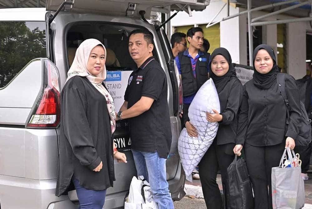 Pasangan kembar Sarah Antasha (dua dari kanan) dan Farah Antasha (kanan) bersama keluarga ketika mendaftar di UMPSA Kampus Gambang pada Sabtu.
