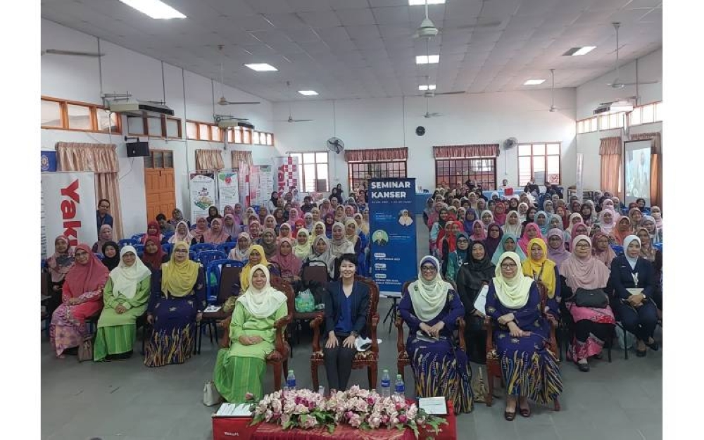 Siew Ling (tengah) bersama para peserta yang mengikuti seminar mengenai kanser di Dewan Seri Budi, Kuala Terengganu pada Rabu.