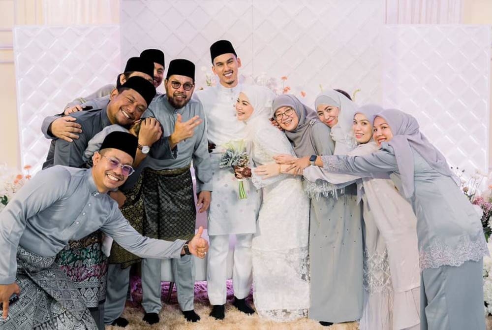 Gambar kenangan ketika majlis perkahwinan MK dan anak Sheikh Nordin, Siti Hajaar Jun lalu.