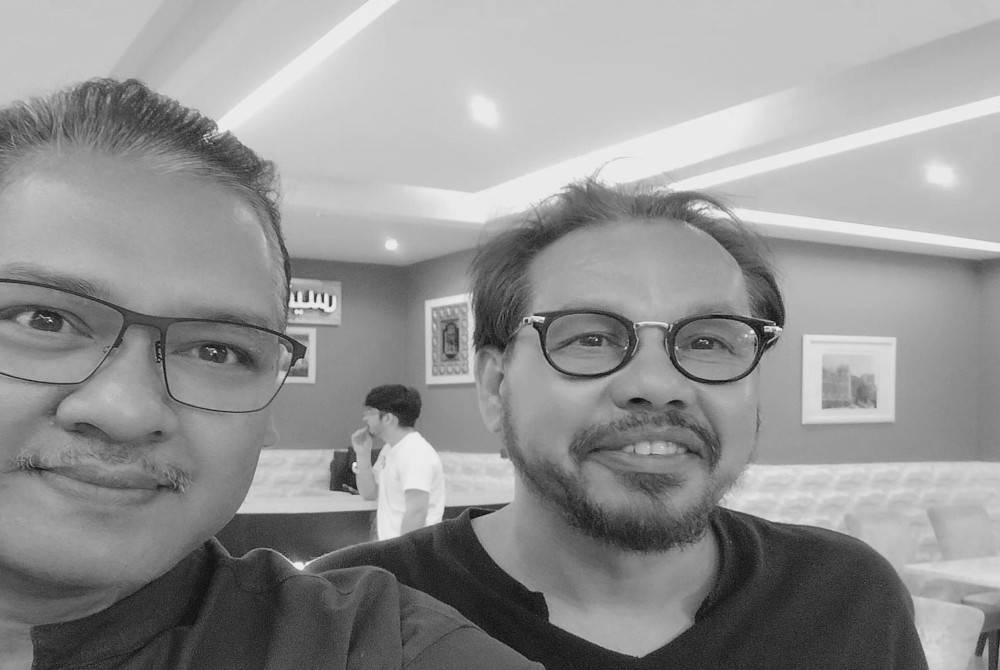 Syahril turut berkongsi gambar kenangan beliau bersama Allahyarham Sheikh Nordin (kanan).