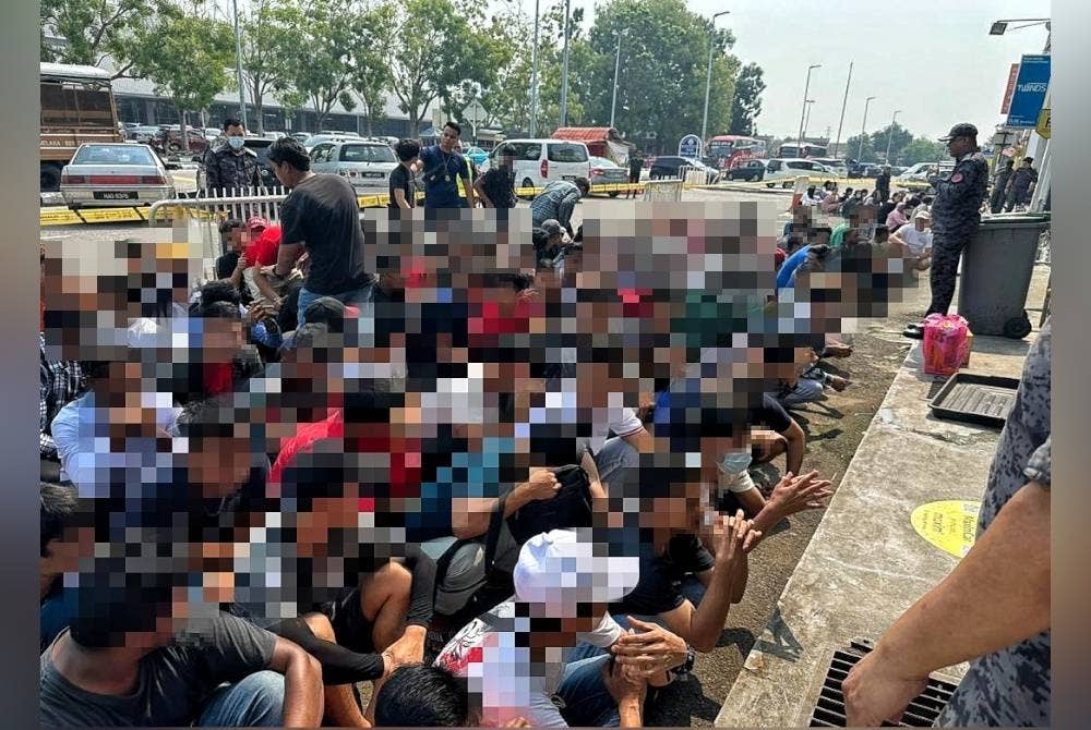 Sebahagian warga asing yang ditahan dalam ops bersepadu sekitar Terminal Bas Melaka Sentral, di sini, pada Ahad.