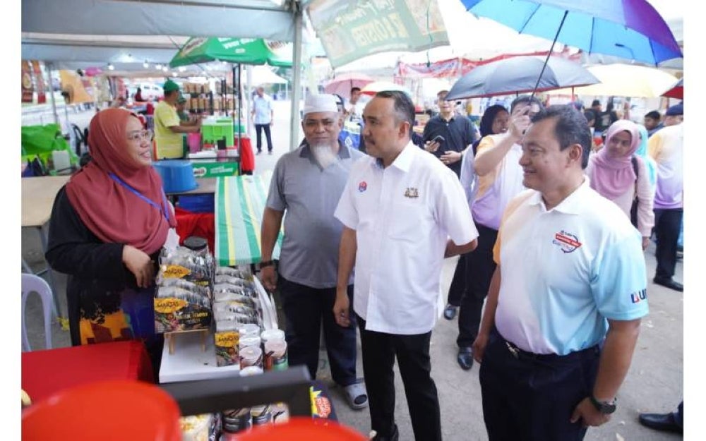 Mohd Jafni bertanyakan sesuatu kepada seorang usahawan program USHAniaga sempena Karnival UDA 2023 @ Angsana Johor Bahru Mall.