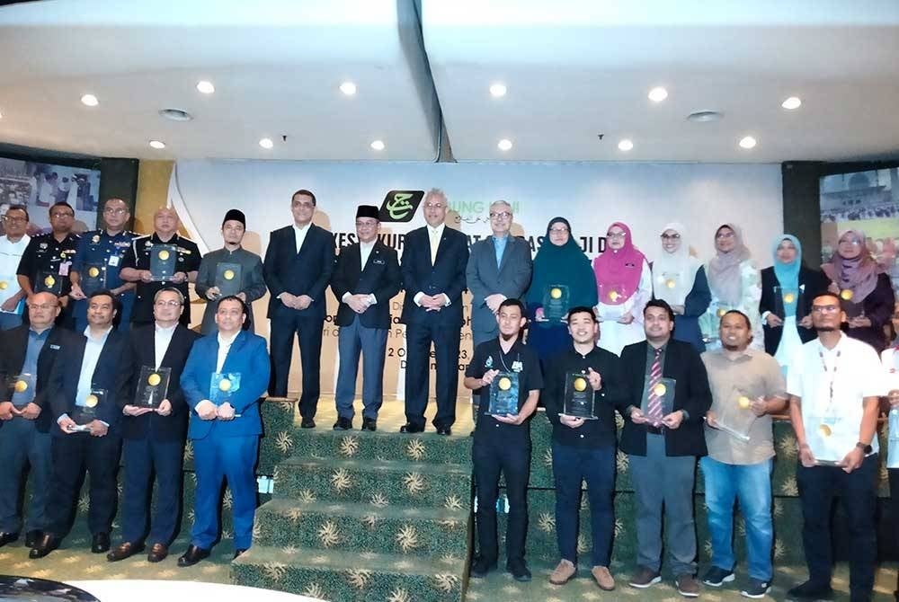 Mohd Na'im (tujuh dari kiri) dan Azman (lapan dari kanan) selepas penyampaian cenderamata penghargaan kepada media.