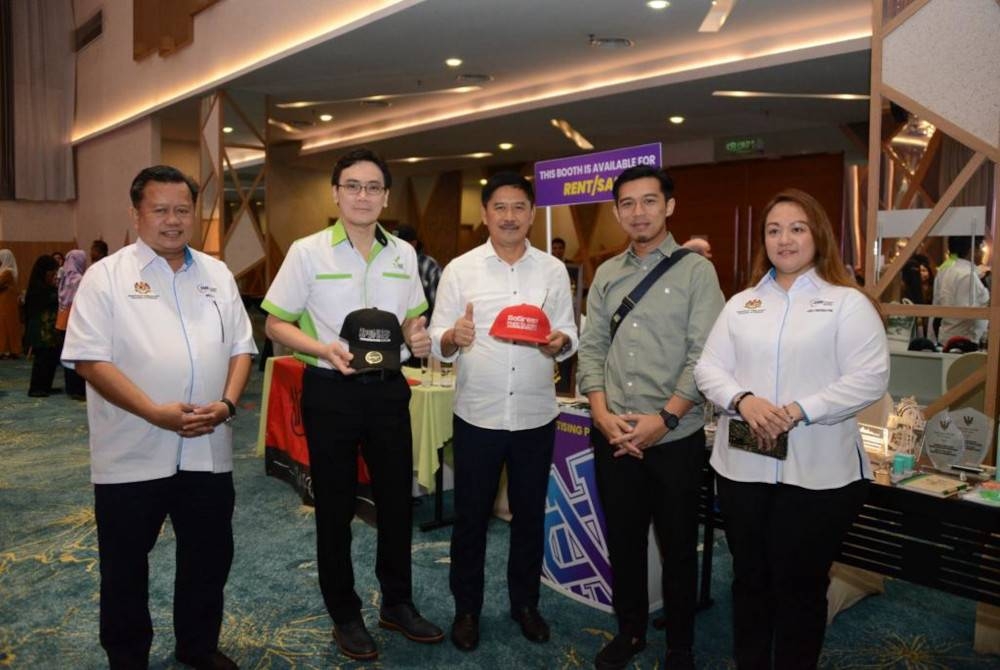 Rizal (dua dari kiri) bersama Dr Ripin (tengah) pada satu sesi temu mesra di Sarawak pada Ahad.