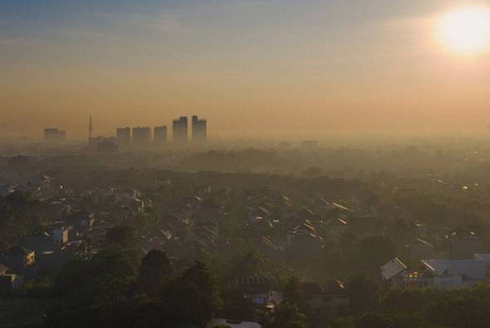 Kpta Palembang yang mempunyai populasi 1.8 juta itu dicemari dengan jerebu tebal dipercayai berpunca daripada hutan dan tanah secara terbuka di Sumatera Selatan. - Gambar fail