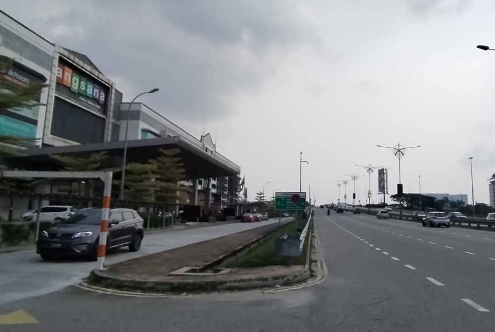 Keadaan cuaca yang semakin baik di sekitar Tampoi, berhampiran pusat beli-belah Angsana Mall.