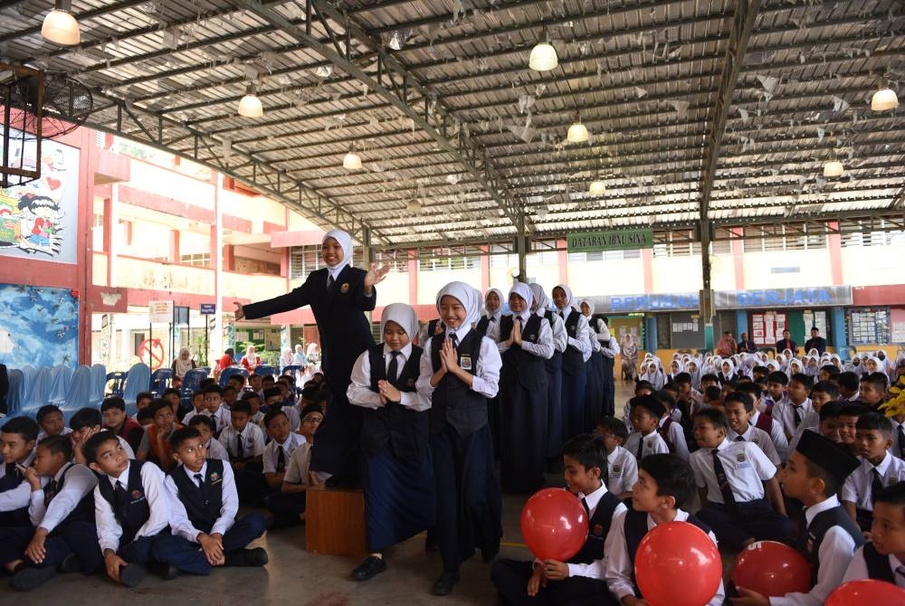 Majlis Penyerahan Smart Board Arvia turut diserikan dengan persembahan daripada murid bicara berirama SK TUDM Subang.