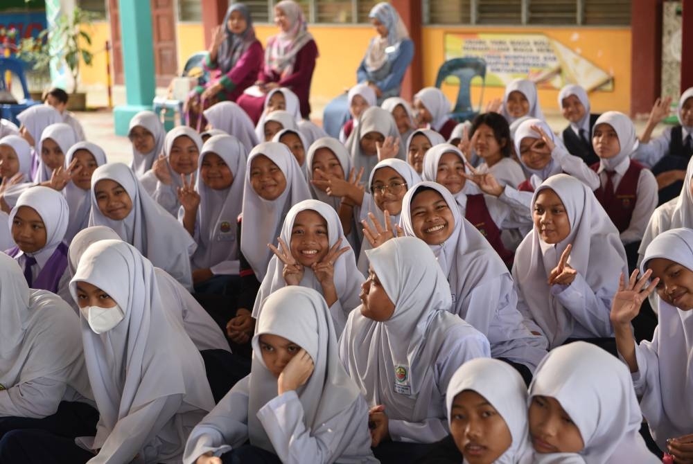 Murid SK TUDM Subang teruja rangkul gelaran Sekolahku Popular sempena Karnival Pendidikan Sinar Bestari.