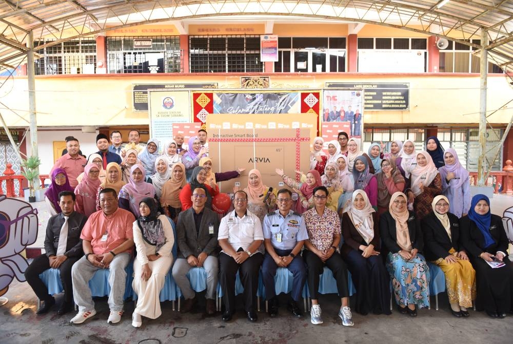 Para guru SK TUDM Subang bersama-sama bergambar para tetamu dengan hadiah yang dimenangi iaitu Smart Board Arvia berharga RM8,500.