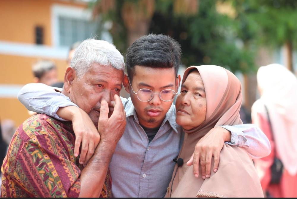 
Suasana hiba ibu bapa memeluk anak yang bakal ditinggalkan untuk menyambung pengajian.