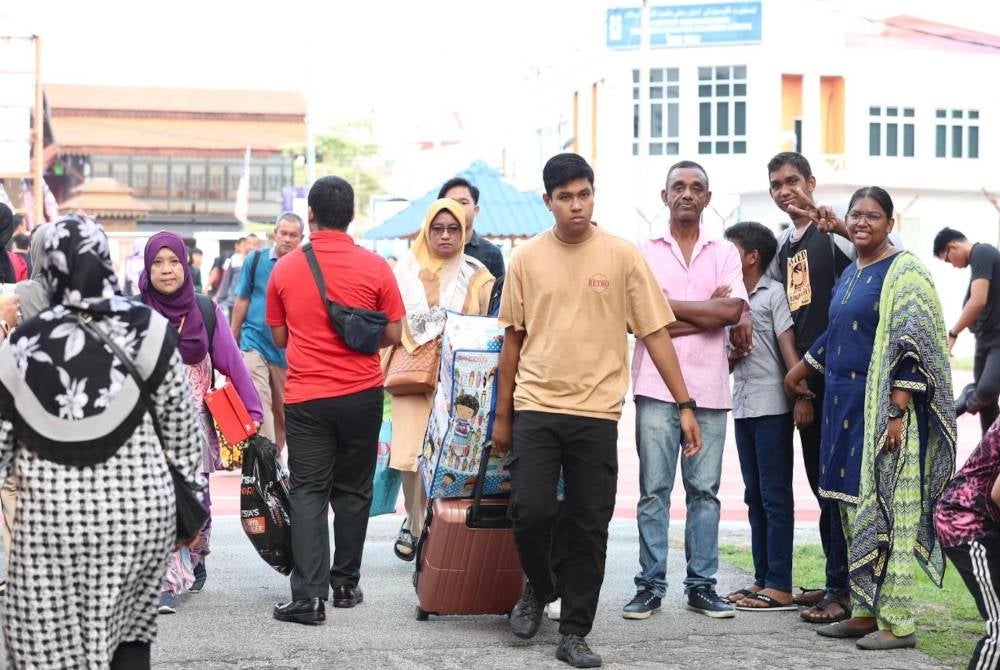 Kegembiraan ibu bapa menghantar anak masing-masing ke UMK.