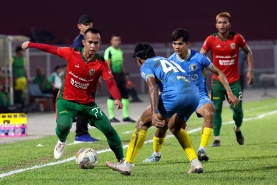Qayyum (kiri) diasak pemain Penang, Muhammad Adib Abdul Raop dalam perlawanan Liga Super di Stadium Sultan Muhammad IV pada Ahad. Foto Bernama