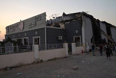Pemandangan luar dewan tempat kebakaran berlaku semasa majlis perkahwinan di bandar Hamdaniya, utara Iraq, 27 September lalu. - Foto EPA