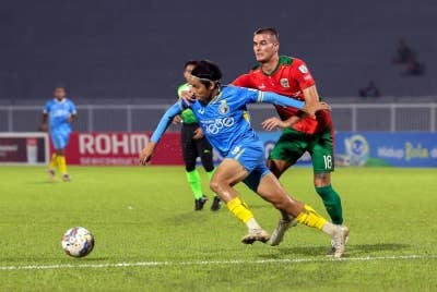 Pemain Kelantan United FC, Dominik Balic (kanan) dihalang pemain Penang FC Asnan Ahmad (kiri) dalam aksi perlawanan Liga Super di Stadium Sultan Muhammad Ke-IV di sini malam tadi. - Foto Bernama