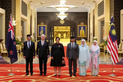 Yang di-Pertuan Agong Al-Sultan Abdullah Ri'ayatuddin Al-Mustafa Billah Shah (tiga dari kanan) dan Raja Permaisuri Agong Tunku Hajah Azizah Aminah Maimunah Iskandariah (dua dari kiri) berkenan bergambar bersama Gabenor Jeneral New Zealand Dame Cindy Kiro (tiga dari kiri) dan pasangan Dr Richard Davies (dua dari kanan) pada Istiadat Sambutan Negara di Istana Negara pada Isnin. Turut kelihatan Perdana Menteri, Datuk Seri Anwar Ibrahim dan isteri Datuk Seri Dr Wan Azizah Wan Ismail. - Foto Bernama