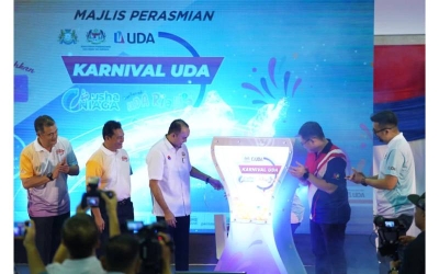 Mohd Jafni (tiga, kiri) menyempurnakan gimik pelancaran Karnival UDA 2023 @ Angsana Johor Bahru Mall sambil disaksikan Mohd Salem (dua, kiri) di Johor Bahru,Johor pada Sabtu.