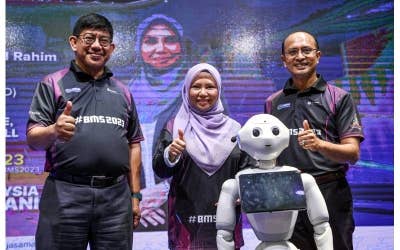Norliza (tengah) bersama Megat Sany (kiri) dan Ahmad Dasuki (kanan) semasa majlis pelancaran program BMS 2023 di Sunway Pyramid Mall, Petaling Jaya pada Ahad. - FOTO:BERNAMA