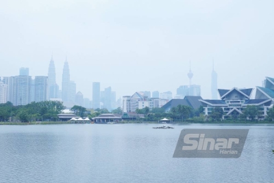 Pemandangan bandar raya Kuala Lumpur kelihatan kabur berikutan keadaan jerebu ketika tinjauan lensa Sinar Harian di Taman Tasik Titiwangsa pada Isnin. - Foto Sinar Harian / MOHD HALIM ABDUL WAHID