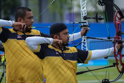 Alang Ariff (kanan) dan Juwaidi ketika sesi latihan sebelum beraksi dalam pusingan kelayakan acara compound individu lelaki pada Sukan Asia Hangzhou 2022 di Pusat Sukan Fuyang Yinhu, pada Isnin.