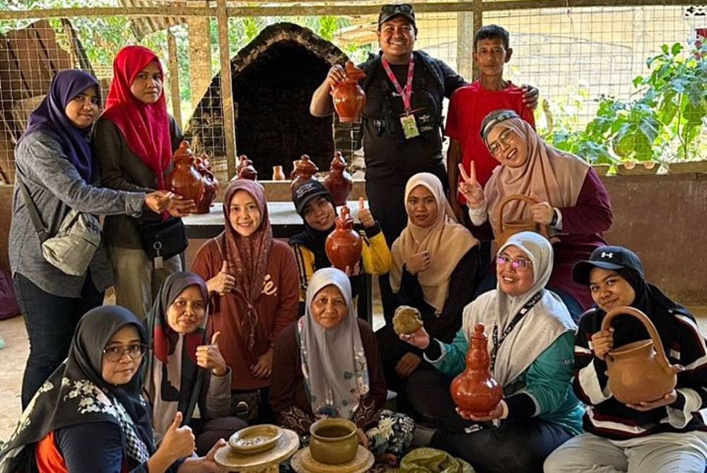 Gambar kenangan yang dirakam ketika berada di tempat perusahaan tembikar tanah liat.