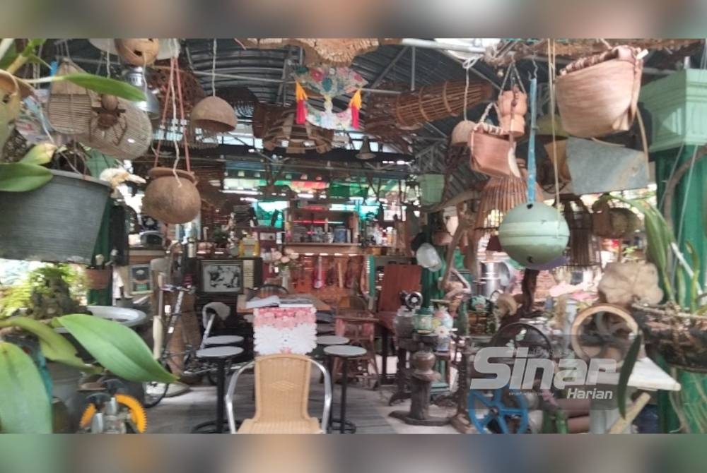 Koleksi barangan antik di galeri Alias.