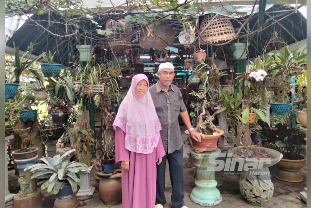 Alias dan Romah di hadapan galeri mereka.