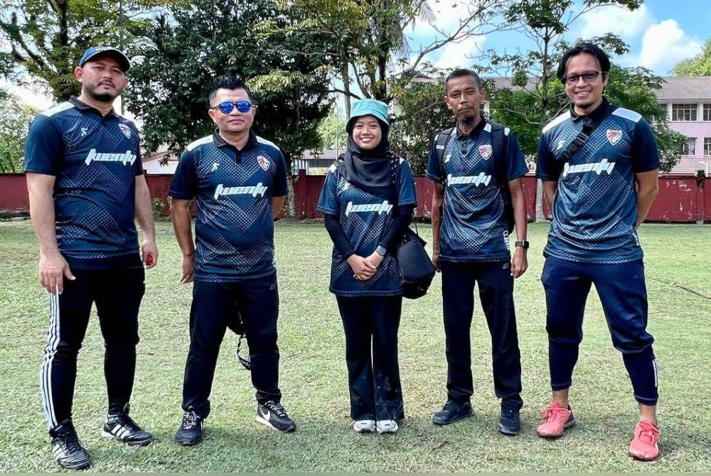 Nik Juhaidi (kiri) bersama barisan kejurulatihan dan pengurusan pasukan bola sepak SK Seksyen 20 bagi cabaran Piala Raja Muda Selangor 2023.