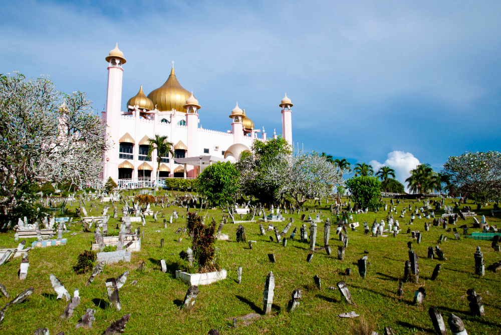 ORANG bukan Islam dialu-alukan datang jika untuk menziarahi kubur saudara-mara masing-masing, tetapi dilarang melakukan amalan ritual keagamaan 'non-Muslim'. -Gambar hiasan/ Foto: 123rf