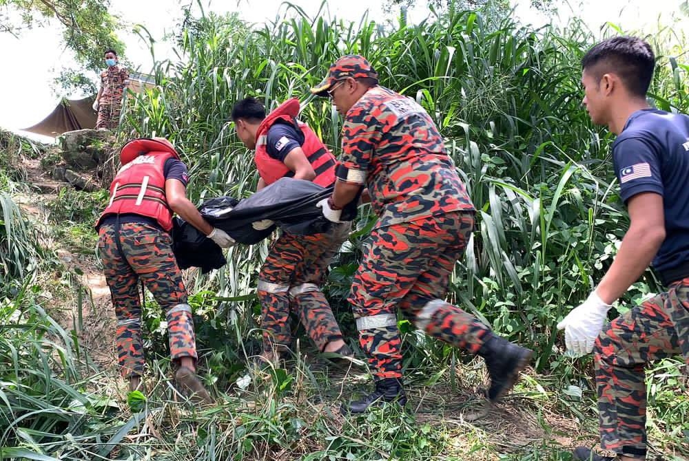 Mayat mangsa dibawa naik ke darat oleh pasukan bomba sebelum diserahkan kepada pihak polis.