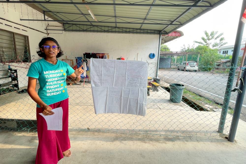 Mahaletchmi menggunakan ruang parkir rumahnya di Taman Perwira di sini, bagi membuka kelas tuisyen sama ada secara fizikal atau dalam talian kepada pelajarnya yang berbilang bangsa.
