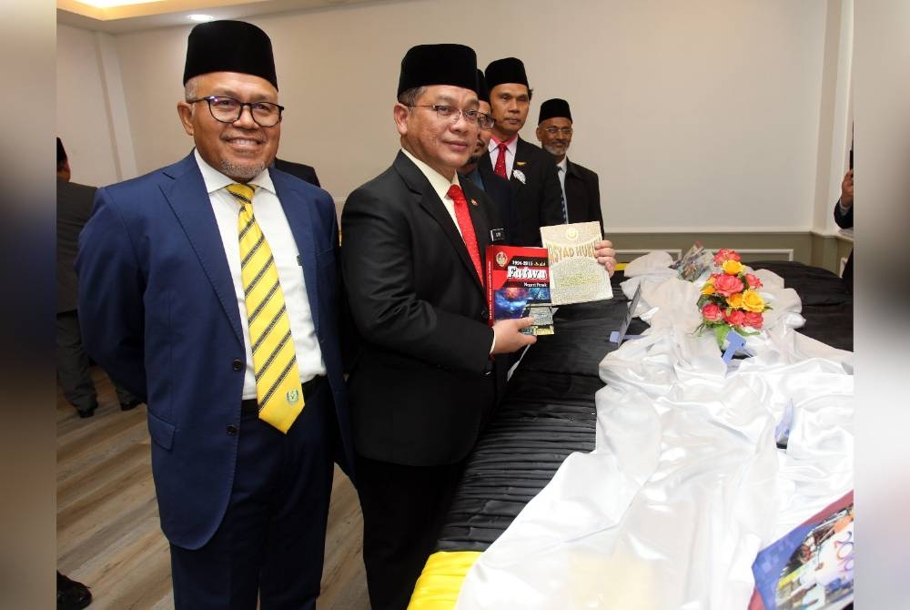 Mohd Na’im (dua dari kiri) bersama Dr Wan Sobri melihat pameran sempena Seminar Antarabangsa Pemikiran Mufti Harussani di Perpustakaan Raja Ashman Shah pada Selasa.