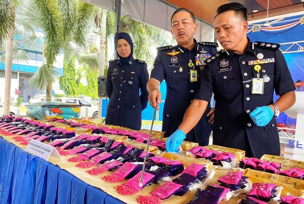 Muhamad Zaki (tengah) menunjukkan pil yaba bernilai RM1.05 juta semasa sidang akhbar pada Selasa.
