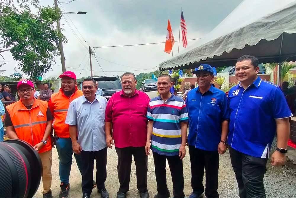 Amizar (tiga kiri) ketika bertemu Adnan (tiga dari kanan) di Felda Kemasul pada Selasa.