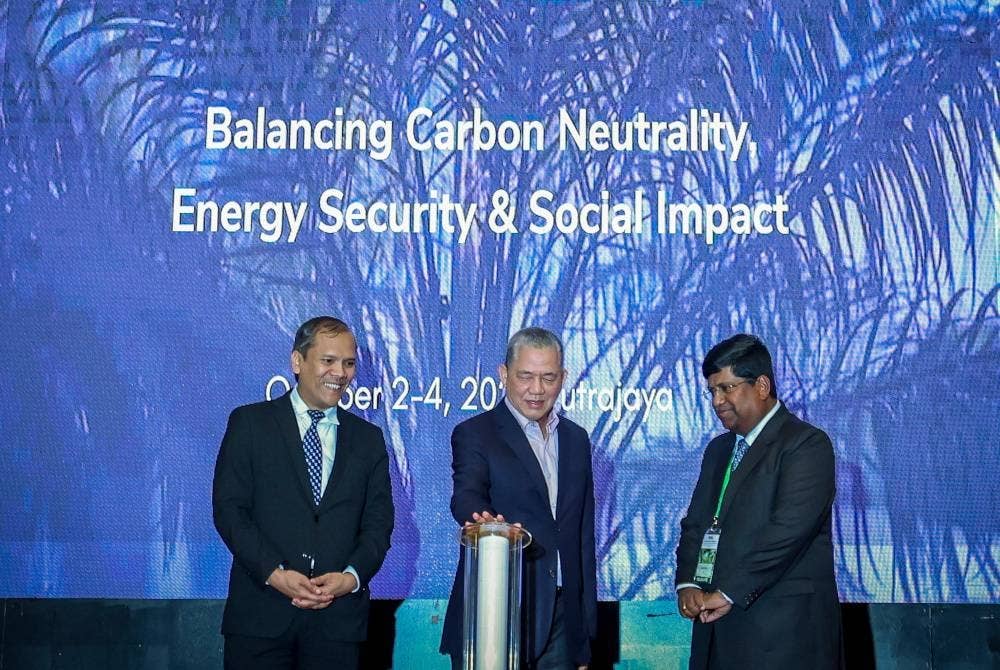 Timbalan Perdana Menteri yang juga Menteri Perladangan dan Komoditi, Datuk Seri Fadillah Yusof merasmikan Persidangan Biodiesel Sawit Keempat di Putrajaya pada Selasa yang turut disaksikan Unnithan (kanan). - Foto Bernama