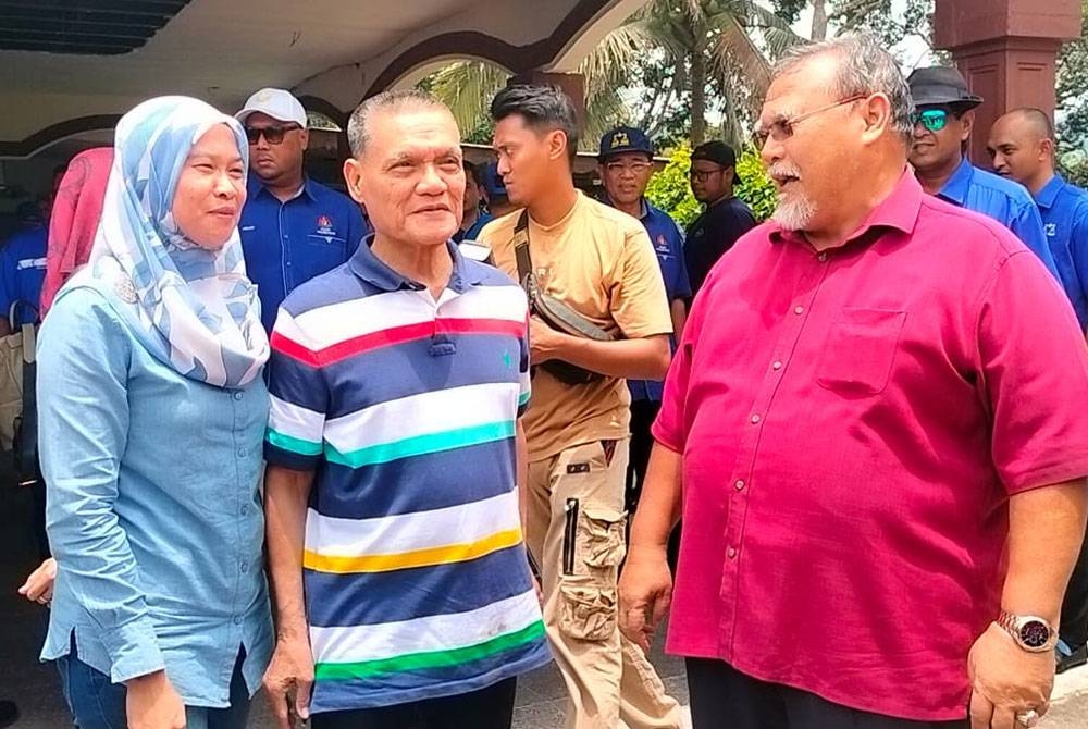 Adnan (tengah) turun padang membantu kempen Amizar di Felda Kemasul, Bentong pada Selasa