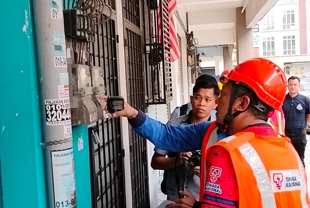 Operasi pemotongan bekalan elektrik di sebuah premis di Taman GP Prima Gelang Patah pada Selasa.