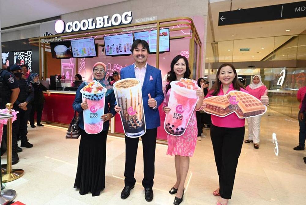 Tunku Ali Redhauddin (dua dari kiri) bergambar sempena pembukaan Coolblog Pavilion KL.