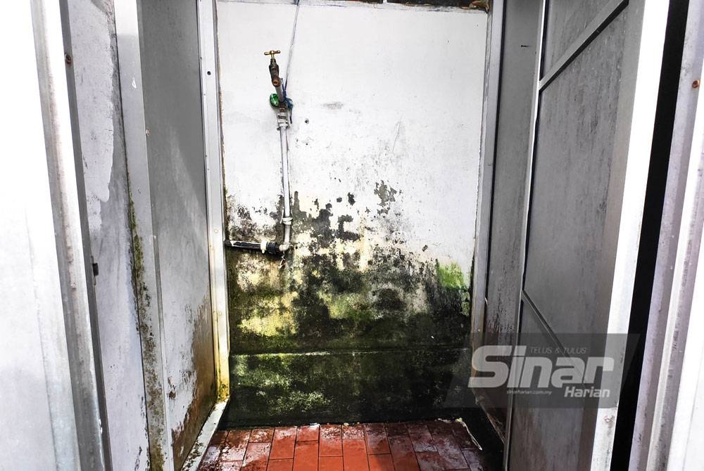 Keadaan tandas disediakan di sebuab asrama menempatkan pekerja warga asing.