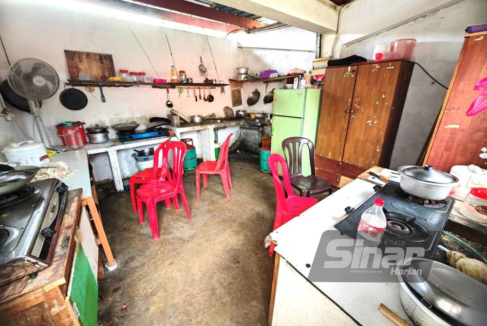 Keadaan dapur pekerja warga asing yang disediakan di asrama pekerja warga asing.