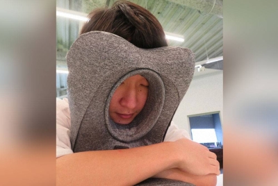 'Gogi no Makura' atau bantal petang membolehkan pengguna tidur seketika di meja pejabat dengan selesa. - Agensi