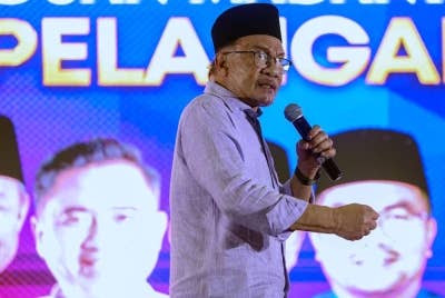 Anwar berucap pada Ceramah Mega Perpaduan Madani sempena kempen Pilihan Raya Kecil (PRK) Dewan Undangan Negeri (DUN) Pelangai pada Isnin. - Foto Bernama