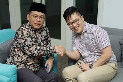 Pertemuan Mohd Na'im (kiri) dan Howard Lee di Casuarina Kuala Kangsar pada malam, Isnin. - Foto FB Dato' Setia Dr Na'im