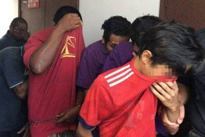 Lima lelaki mengaku tidak bersalah di Mahkamah Sesyen Ipoh pada Selasa atas dakwaan merompak unit-unit cip ditolak di Kilang Carsem, September lalu.