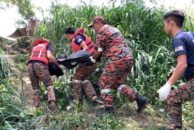 Mayat mangsa dibawa naik ke darat oleh pasukan bomba sebelum diserahkan kepada pihak polis.