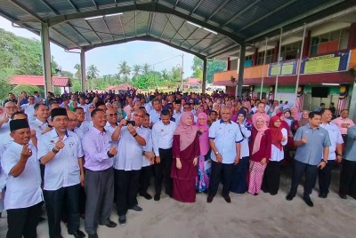 Fadhlina ketika Sesi Libat Urus Hala Tuju Sekolah Di Kawasan Tamah Rancangan Felda di SK Felda Chemomoi pada Selasa.