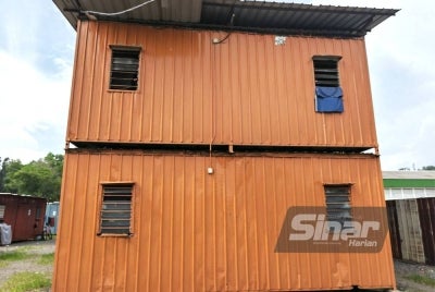 Keadaan kontena yang dijadikan asrama pekerja warga asing